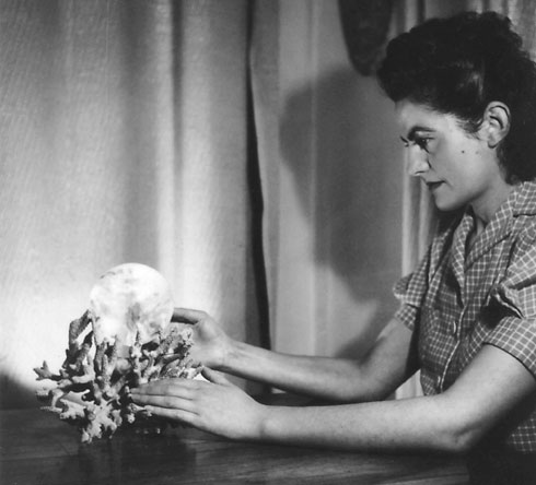 De Artibus Sequanis, les arts en Franche-Comté, Alice Rahon avec une boule de crystal, c. 1932